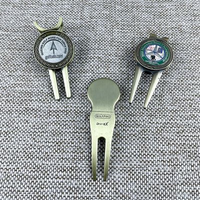 kupować Antyczne złote narzędzia do naprawy greenów i marker do piłki z miękką emalią i magnesem produkcja online
