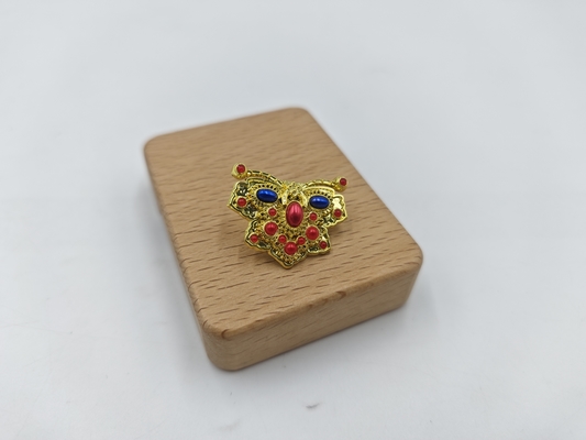 kupować Stylish and Durable Lapel Pin with Brilliant Golden Butterfly and Eye-Catching Gemstone produkcja online