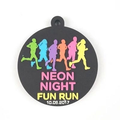 Ekologiczne, spersonalizowane medale / czarne medale z gumy PVC, 3D medale na Neon Night Fun Run